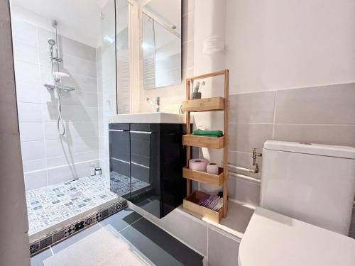 une salle de bain avec une douche, des toilettes et un lavabo dans l'établissement Charmant 2 pièces Nice Centre à deux pas de la gare, à Nice