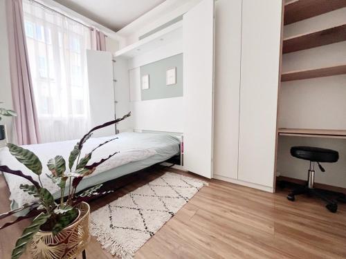 - une chambre avec un lit et une plante dans l'établissement Charmant 2 pièces Nice Centre à deux pas de la gare, à Nice
