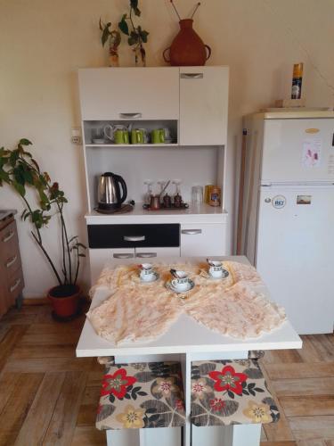 a kitchen with a white table with bowls on it at Casa de descanso, disfrute y naturaleza in Aiguá
