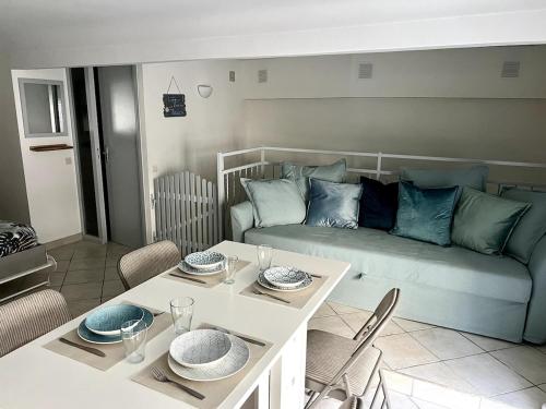 un salon avec un canapé et une table dans l'établissement Cozy duplex near the beach with with Aircon, à Nice