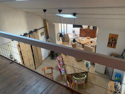 Cette chambre dispose d'un balcon avec des chaises et des tables. dans l'établissement Charming village house, à Alleins