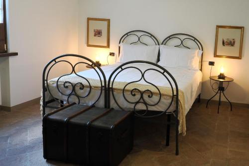 une chambre avec un lit avec une valise à côté dans l'établissement La Rocca -- Monticello Apartments, à Medesano