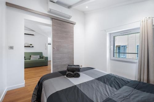 - une chambre avec un lit et un appareil photo dans l'établissement Nice Renting - 6B FRANCE - Massena beach design AC quiet center wifi, à Nice