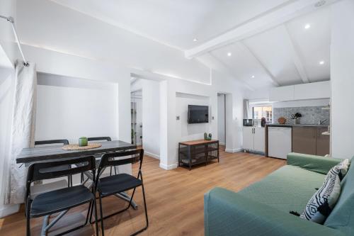 un salon avec un canapé et une table dans l'établissement Nice Renting - 6B FRANCE - Massena beach design AC quiet center wifi, à Nice