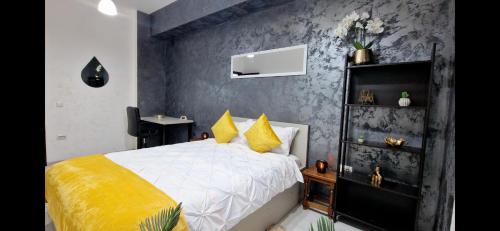 En eller flere senge i et værelse på The Royal Central Escape near Palas Mall