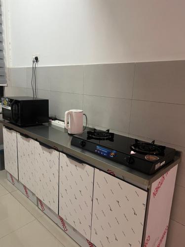 SAMPOISGT VILLA HOMESTAY - Near Bangi Avenue, BACC, UKM, GMI, EVO, Bangi Gateway, KIPMallにあるキッチンまたは簡易キッチン