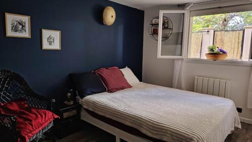 une petite chambre avec un lit et une fenêtre dans l'établissement De plain pied, à Sète