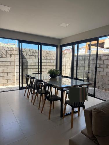 a dining room with a table and chairs at Casa Tibau in Tibau