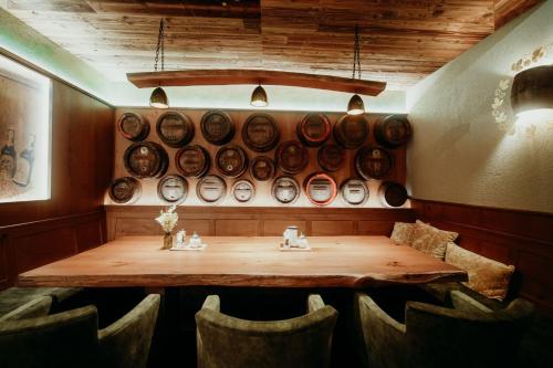 a dining room with a table and plates on the wall at Wellness- und Bierhotel Adam Bräu in Bodenmais
