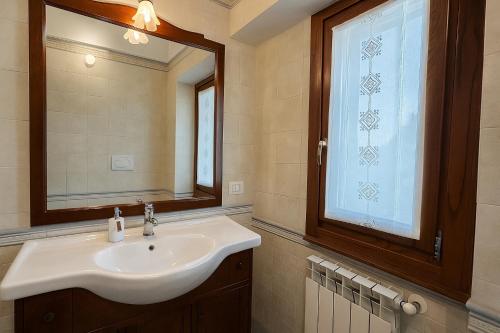 a bathroom with a sink and a mirror at Villa La Gioconda in Arezzo