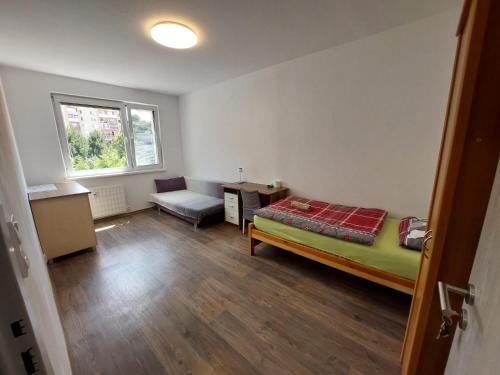 una camera da letto con un letto, un divano e una finestra di Apartment - 3-room apartment 7 guests a Prešov