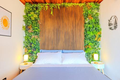 una camera da letto con un letto con una parete verde di Seaview vibes - Sardinia style a Olbia
