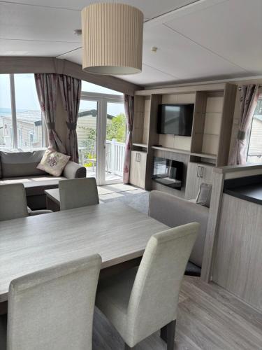 Dapur atau dapur kecil di 2 Bed, 2 Bathroom, modern Caravan with Sea views!