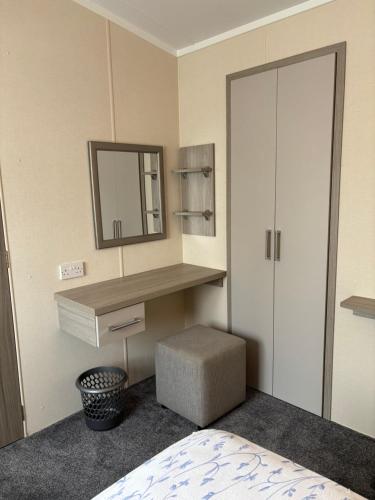 Gambar di galeri bagi 2 Bed, 2 Bathroom, modern Caravan with Sea views! di Lytchett Minster
