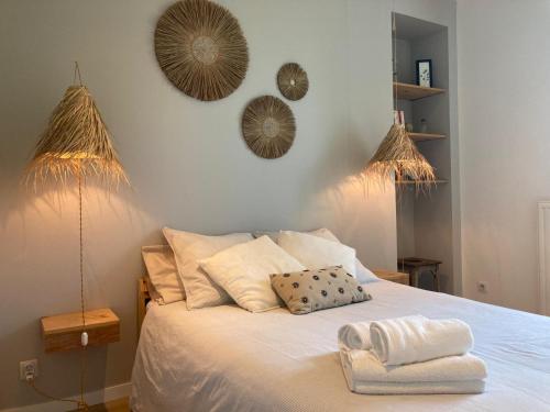 - une chambre avec un lit et deux miroirs sur le mur dans l'établissement Domaine de la Beurrerie, 25