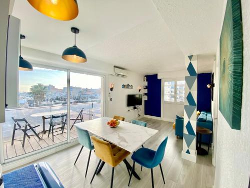 un salon avec une table et des chaises de salle à manger dans l'établissement Superbe 2 pièces Palavas, à Palavas-les-Flots