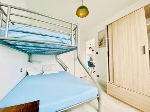 Cette chambre dispose de lits superposés bleus. dans l'établissement Superbe 2 pièces Palavas, à Palavas-les-Flots