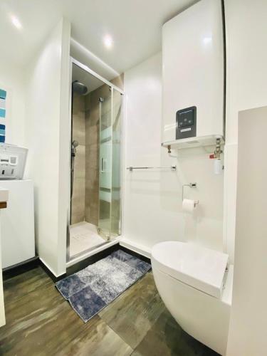 une salle de bain blanche avec toilettes et douche dans l'établissement Superbe 2 pièces Palavas, à Palavas-les-Flots