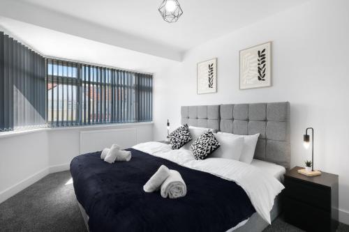 Postel nebo postele na pokoji v ubytování Stylish 2 Bedroom Serviced House in Slough