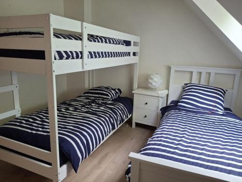 Ce dortoir comprend 2 lits superposés. dans l'établissement Maison à 5 minutes de la plage à pied, à Binic