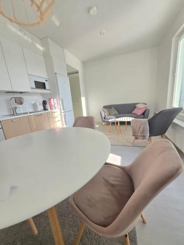 Kuchyň nebo kuchyňský kout v ubytování Metsämansikan helmi
