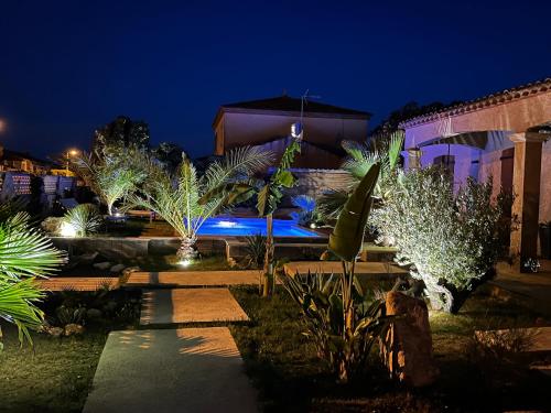 une maison avec piscine la nuit dans l'établissement casa da luz, à Vic-la-Gardiole