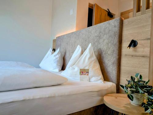 Postel nebo postele na pokoji v ubytování Hotel Schmuckhof