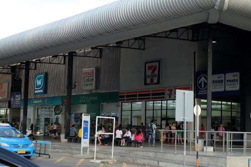 a group of people standing outside of a store at Smart Residence@Muengthongthani in Nonthaburi