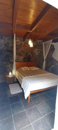 una camera da letto con un letto in una stanza di Casa do Rio a Coimbra