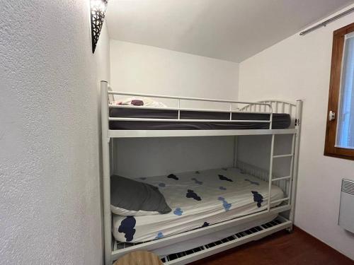 Cette chambre dispose de lits superposés. dans l'établissement Appartement avec jardin et piscine collective 5SANT8, à Saint Pierre La Mer