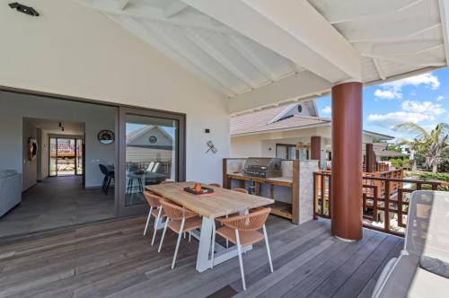 a kitchen and dining room with a table and chairs at Blue Bay - Jazmyn 41 Villa in Blue Bay