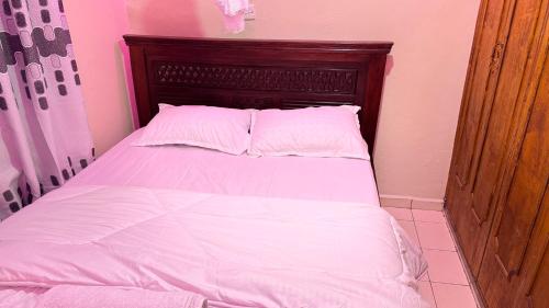 Postel nebo postele na pokoji v ubytování NYATI 1bdrm Apartment Donholm