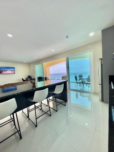 Mar y Sol 15th Floor 3BR 2 BA Condo with poolにあるテレビまたはエンターテインメントセンター