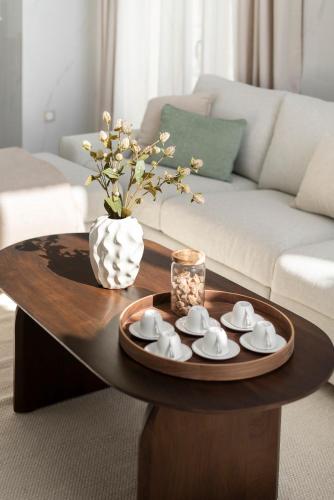 - un salon avec une table basse et un canapé dans l'établissement Penthouse Duplex Disneyland Paris - 10 pers - 4 Ch - 10 min, à Montévrain