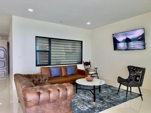 Mar y Sol 15th Floor 3BR 2 BA Condo with poolにあるシーティングエリア