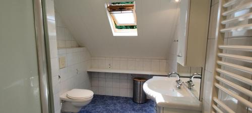 Bilik mandi di Rustige bungalow in Zuid-Limburg