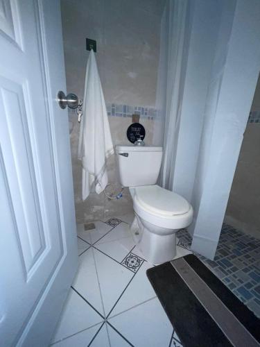 a bathroom with a white toilet and a surfboard at New hotel neo in Santa Cruz de Barahona