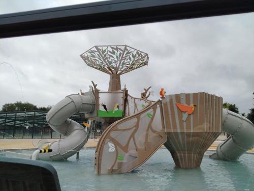 un parque acuático con un tobogán en el agua en Camping rivages des Landes, en Aureilhan