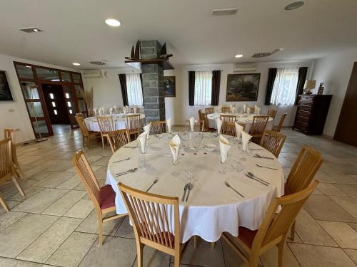 a large dining room with a table and chairs at Grad Inn Apartments & Resort in Gračišče