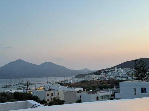 Sunset View Rooftop Apartment, Walk to Adamas Center