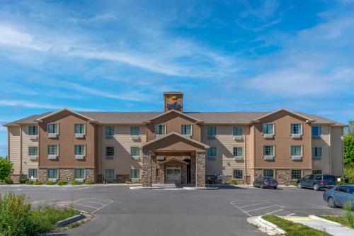 a large hotel with a parking lot in front of it at Comfort Inn & Suites Morgan - South Ogden in Morgan