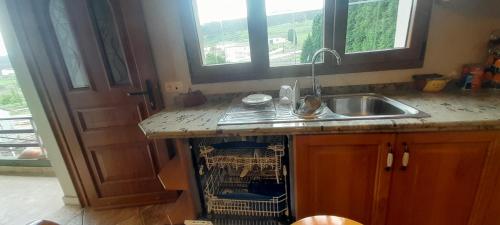 una cucina con lavastoviglie accanto a un lavandino di EnSAN CIPRIAN Casa Mirando al Mar a Cervo