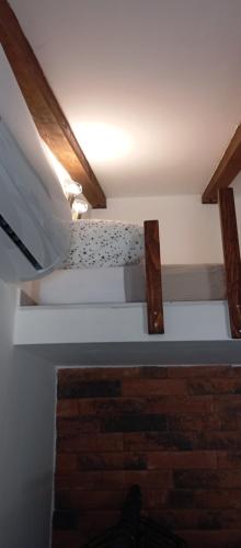 une pièce avec un ventilateur de plafond et un banc dans l'établissement Jamm Mare e Monti Tiny house, à Orebić