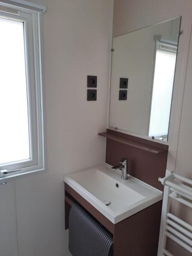 une salle de bain avec un lavabo et un miroir dans l'établissement M-H 6 pers cat premium 3 chbres clim LV tv écran plat secteur familiale, à Carry-le-Rouet