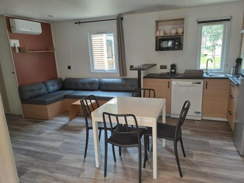 une cuisine et un salon avec une table et des chaises dans l'établissement M-H 6 pers cat premium 3 chbres clim LV tv écran plat secteur familiale, à Carry-le-Rouet