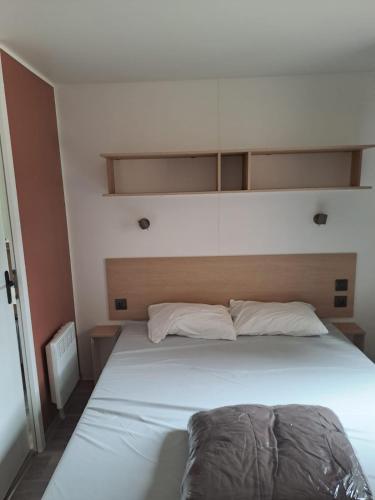une chambre avec un grand lit avec des draps blancs dans l'établissement M-H 6 pers cat premium 3 chbres clim LV tv écran plat secteur familiale, à Carry-le-Rouet