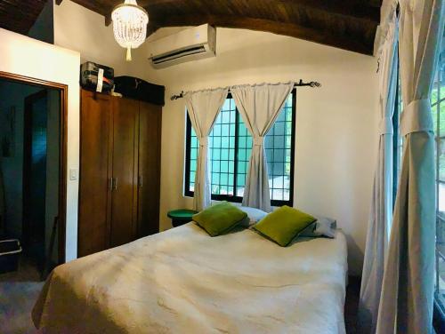 Giường trong phòng chung tại Casa Hoja Eco-Cabina Surf House