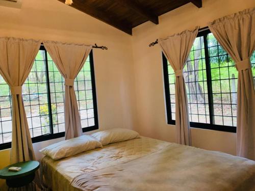 Giường trong phòng chung tại Casa Hoja Eco-Cabina Surf House