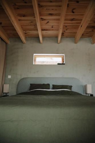 une chambre avec un grand lit et une fenêtre dans l'établissement SUNCHILL luxury treehouse, à Saint-Antonin