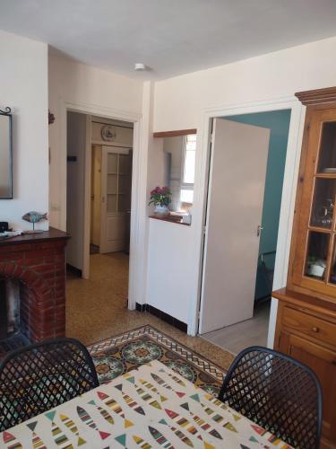 un salon avec une table et des chaises et une cheminée dans l'établissement Joli appartement près plage deux chambres quatre personnes, à La Celle-sous-Gouzon